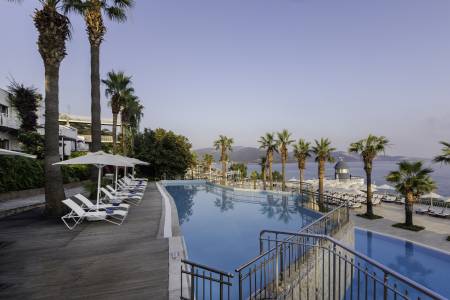 BLUE DREAMS RESORT Pools & Beach